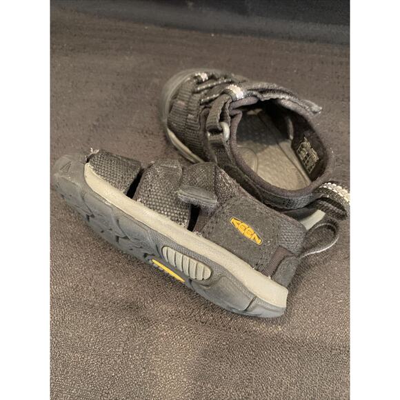 KEEN Sandals Size 4 (11.5 cm) kids Black On Black Closed Toe Boys/Girls Sandals - Picture 2 of 9